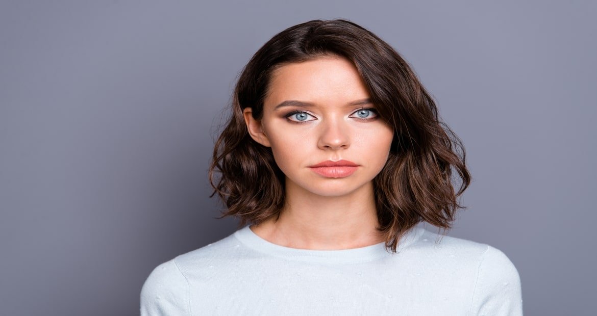 3Modelo Branca Com Corte De Cabelo Medio Ondulado